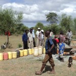 People queeing for water